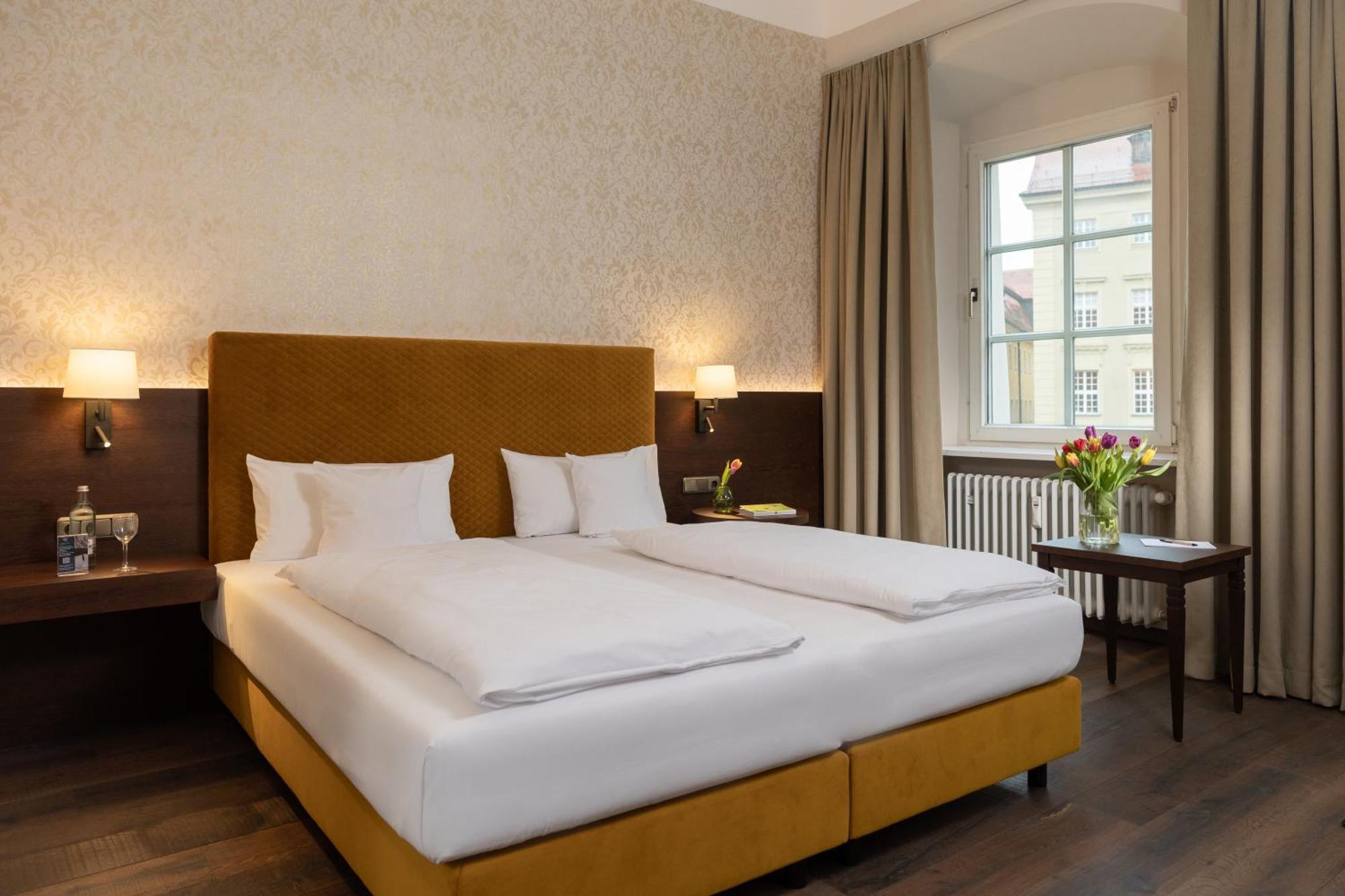 Altstadthotel Arch Regensburg Exterior photo